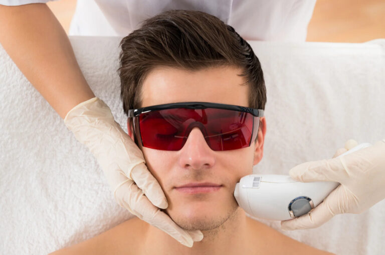 레이저 제모 시술을 받고 있는 남자의 모습