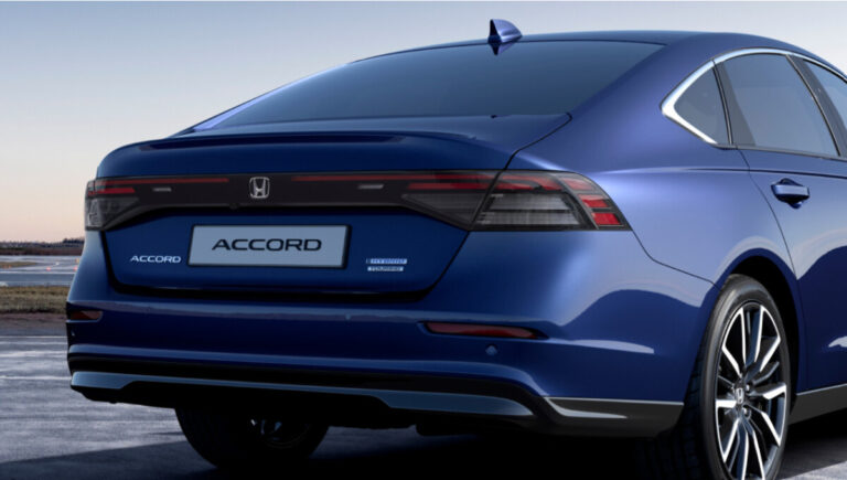 어코드 하이브리드 뒷모습