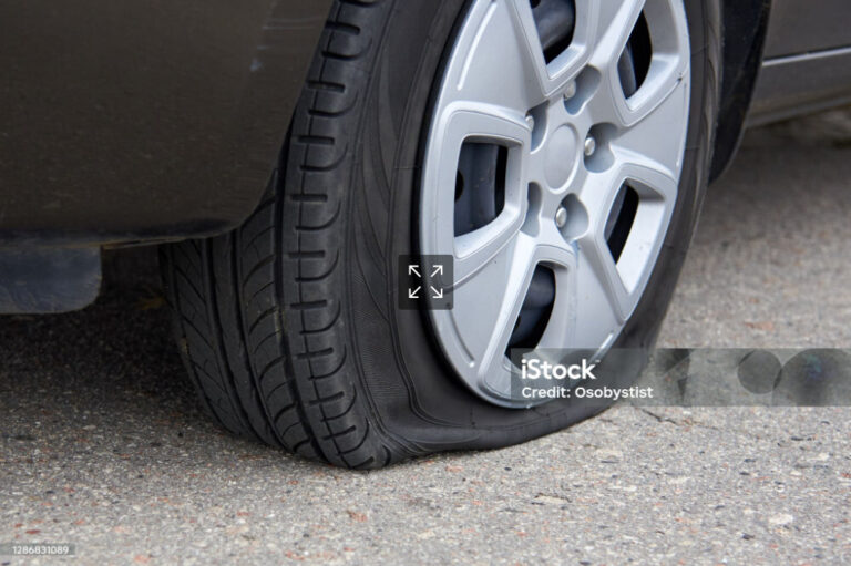 자동차 타이어가 펑크난 모습