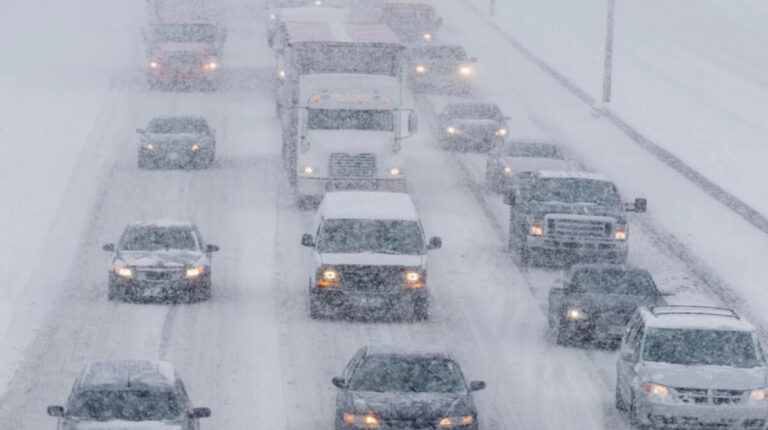 폭설이 내리는 가운데 고속도로에 자동차들이 정체되어 있는 모습