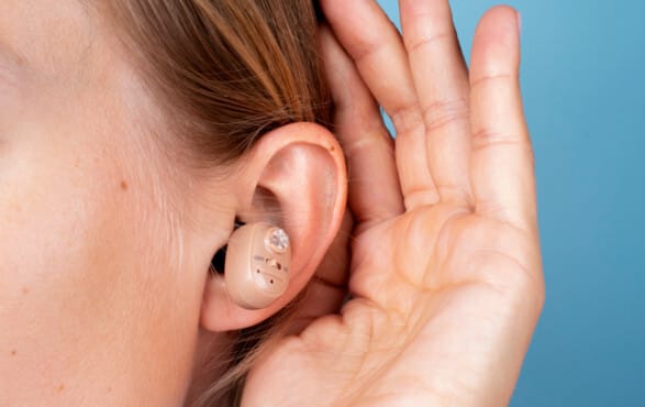 보청기를 착용한 여성의 모습