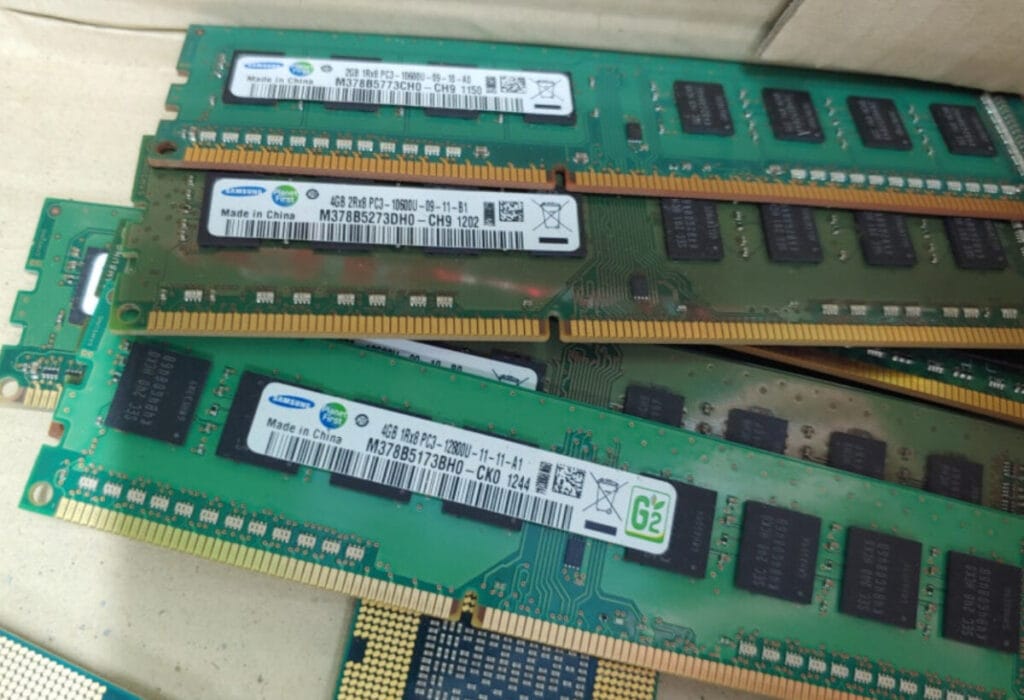 폐컴퓨터에서 빼낸 메모리