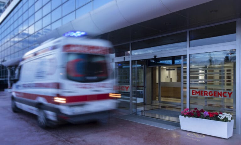 응급구조사를 태운 구급차가 병원으로 진입하는 모습