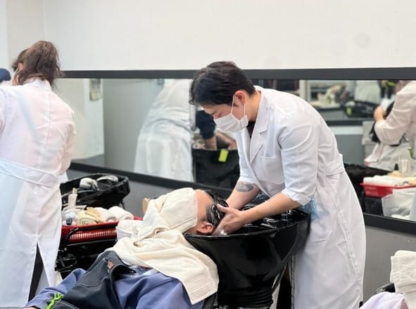 미용사 자격증 취득을 위해 미용학원에서 수강중인 실습생