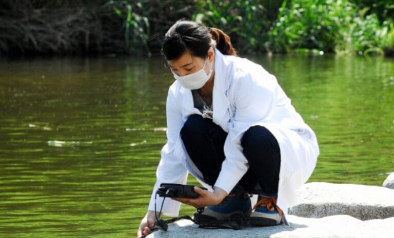 수질환경기사 자격증 소지자가 강물의 BOD를 측정하고 있는 모습