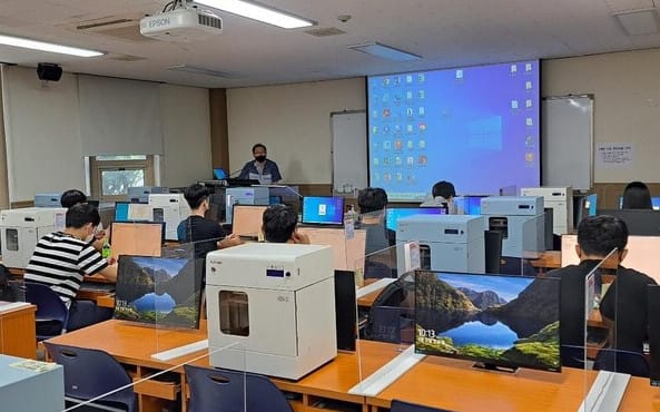 CAD 프로그램을 이용해서 전산응용기계제도기능사 시험을 준비하는 수험생들