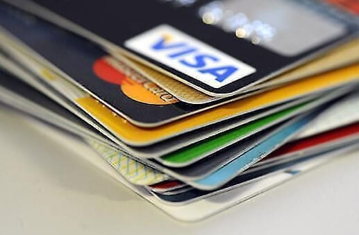 분실 된 체크카드를 모아둔 모습