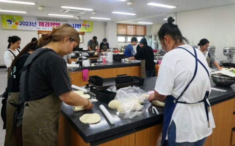 한식조리기능사 시험 합격을 위해 학원에서 실기 메뉴를 실습중인 수험생들