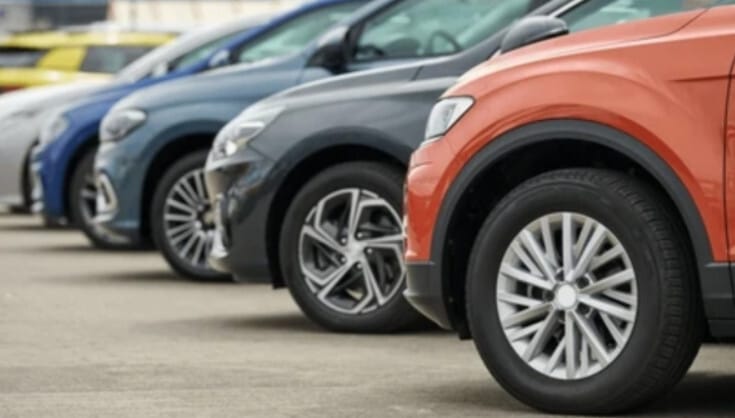 중고차 대출(1금융권)을 이용해 살 수 있는 중고차들이 줄지어 서 있는 모습