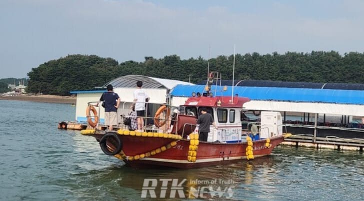 좌대낚시터에 도착하는 관광객들